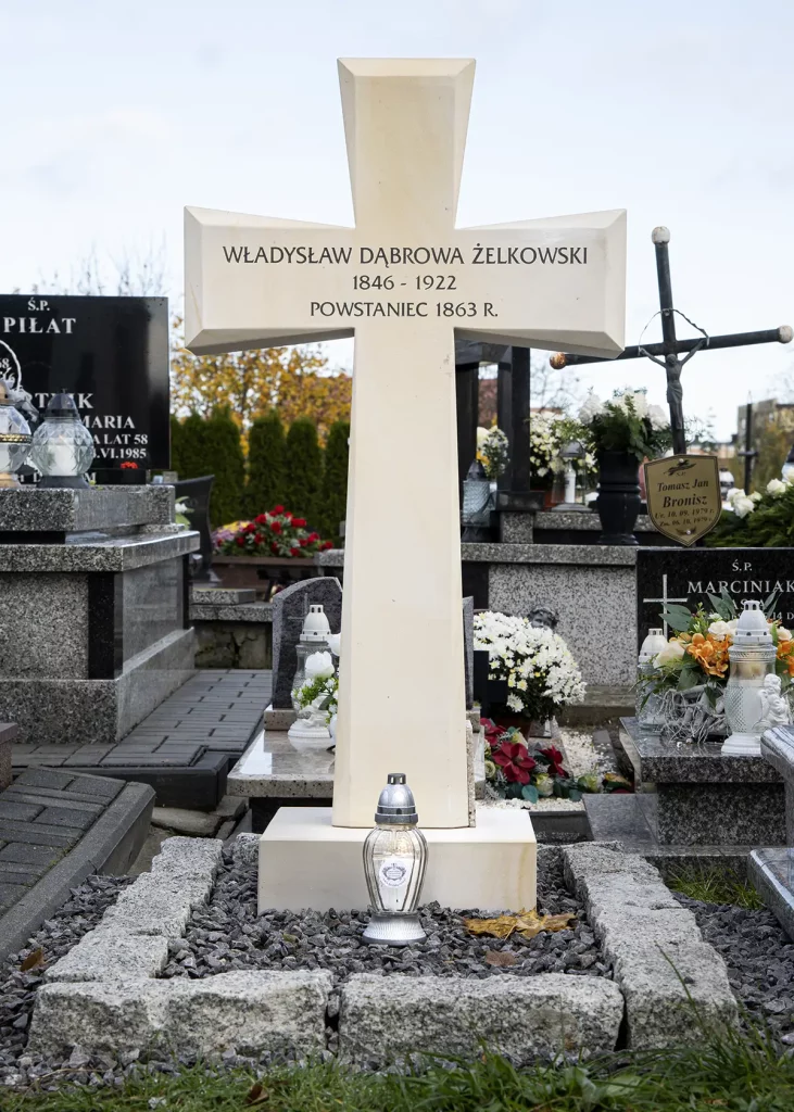 Odnowiony pomnik na cmentarzu w Lubartowie